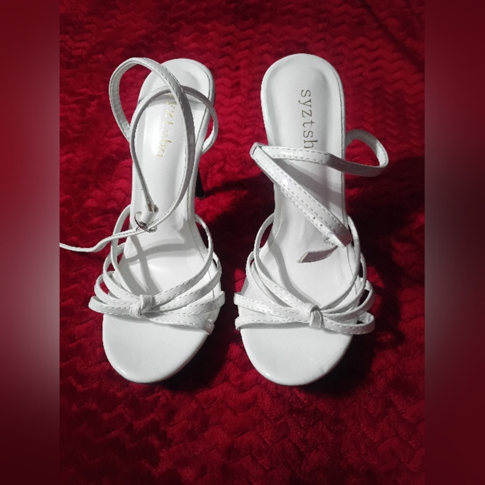 Elegant White Heels with Streamlined Silhouette(Never Worn)
